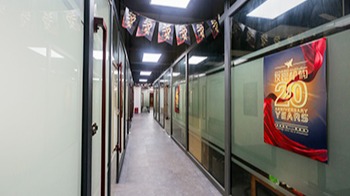 蓝狮在线总公司走廊